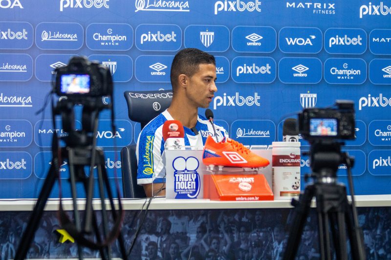 Ricardo Bueno durante apresenta&ccedil;&atilde;o no Ava&iacute; – Foto: Laysa Silva/Ava&iacute; F.C/ND