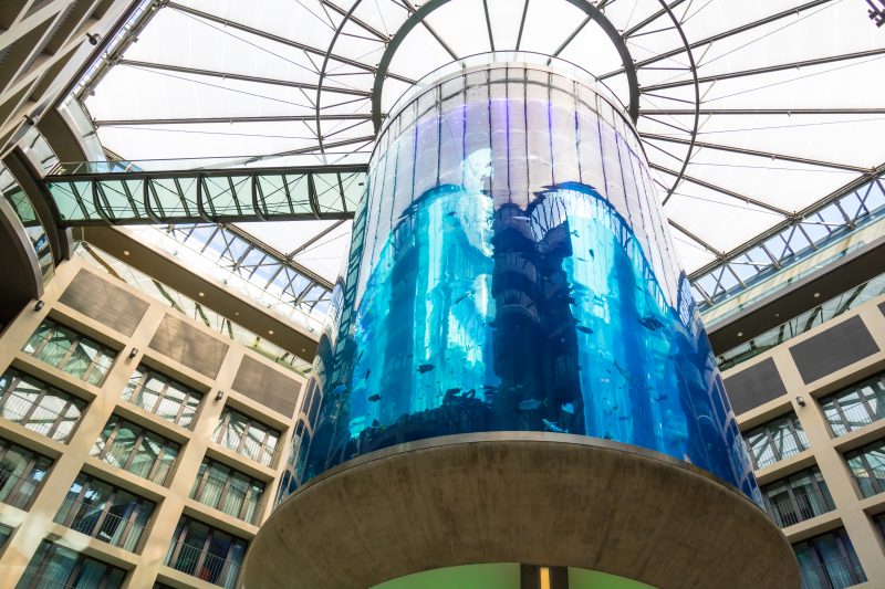 O gigante aqu&aacute;rio AquaDom, com 1 milh&atilde;o de litros de &aacute;gua, rompeu na Alemanha – Foto: Susanne Nilsson/Flickr