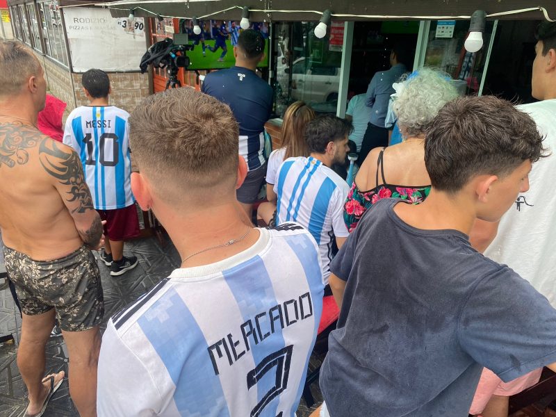 Argentinos se espremem em bar para ver o jogo entre Fran&ccedil;a e Argentina – Foto: Diogo de Souza/ND