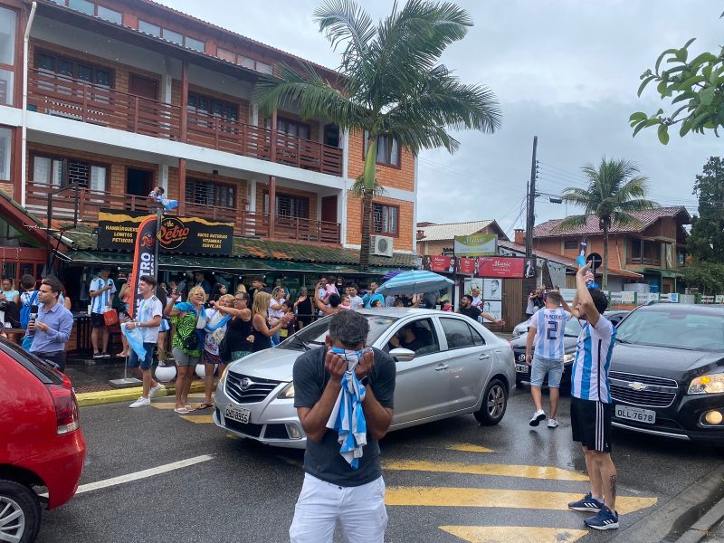 Argentinos comemoram o t&iacute;tulo em Canasvieiras – Foto: Diogo de Souza/ND