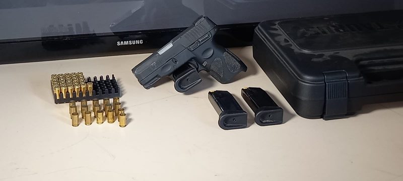 Arma com registro foi apreendida ap&oacute;s homem realizar disparos em frente a um com&eacute;rcio – Foto: Diego Antunes/NDTV