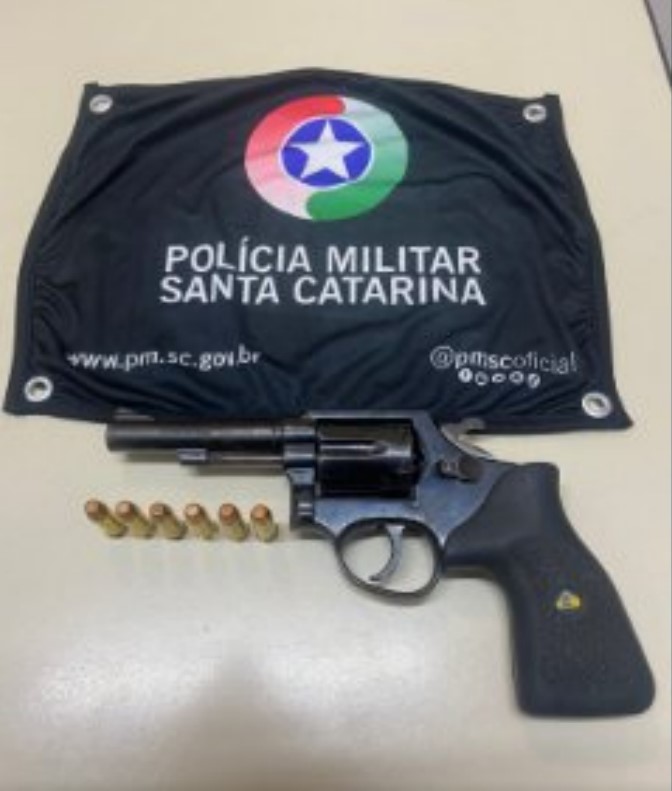 Arma e muni&ccedil;&otilde;es foram apreendidas pela pol&iacute;cia – Foto: Pol&iacute;cia Militar/Divulga&ccedil;&atilde;o/ND