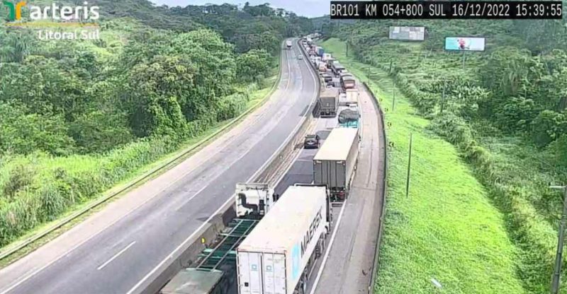 Congestionamento sentido Porto Alegre. Mais tarde, formou-se fila tamb&eacute;m no sentido Curitiba – Foto: Arteris Litoral Sul/Divulga&ccedil;&atilde;o ND