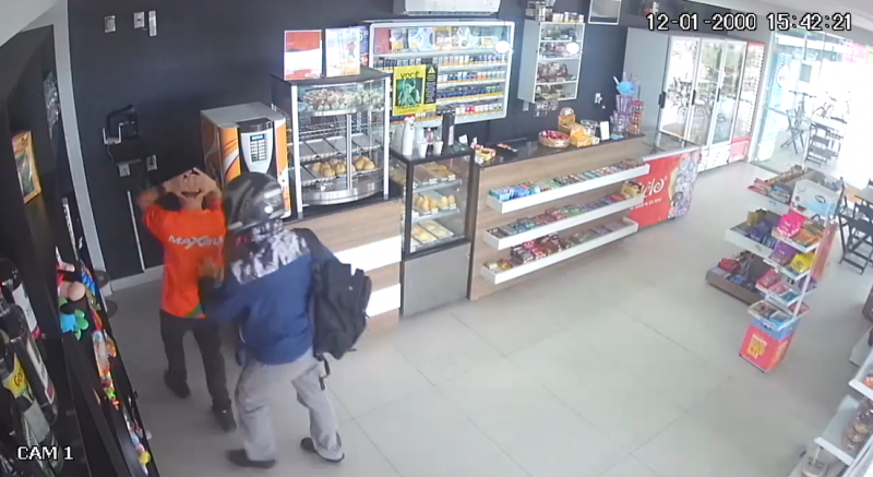 Suspeitos foram flagrados por policial militar fugindo de estabelecimento – Foto: Reprodu&ccedil;&atilde;o/Pol&iacute;cia Militar