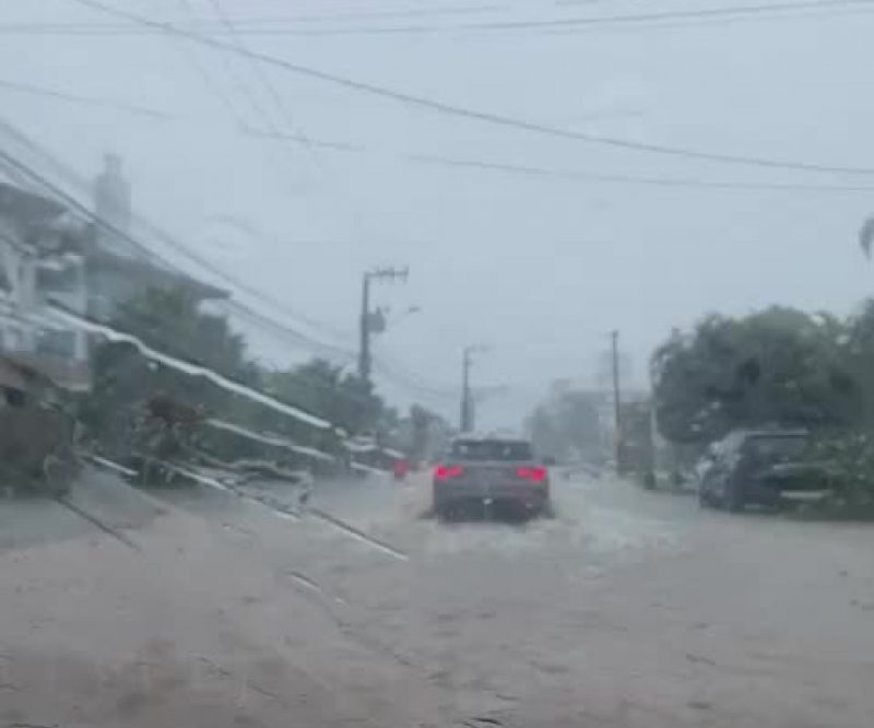 Avenida Campeche, em Florian&oacute;polis, teve pontos de obstru&ccedil;&atilde;o na via – Foto: Divulga&ccedil;&atilde;o/ND