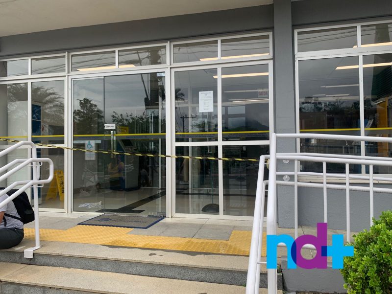 Ag&ecirc;ncia banc&aacute;ria de Schroeder foi alvo de criminosos – Foto: Renan Cesar Ribas/ND