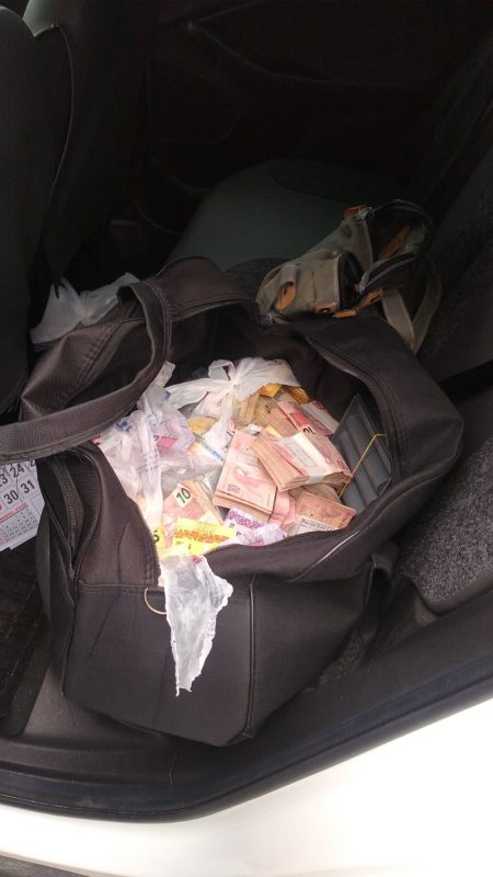 Tr&ecirc;s suspeitos foram presos – Foto: Divulga&ccedil;&atilde;o/Pol&iacute;cia Militar