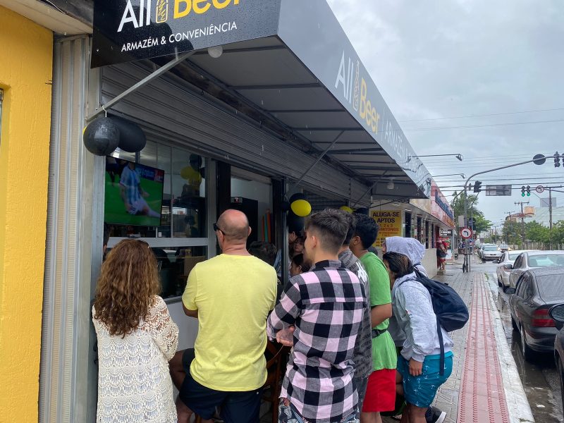 Torcedores olham concentrados para o jogo entre Fran&ccedil;a e Argentina – Foto: Diogo de Souza/ND