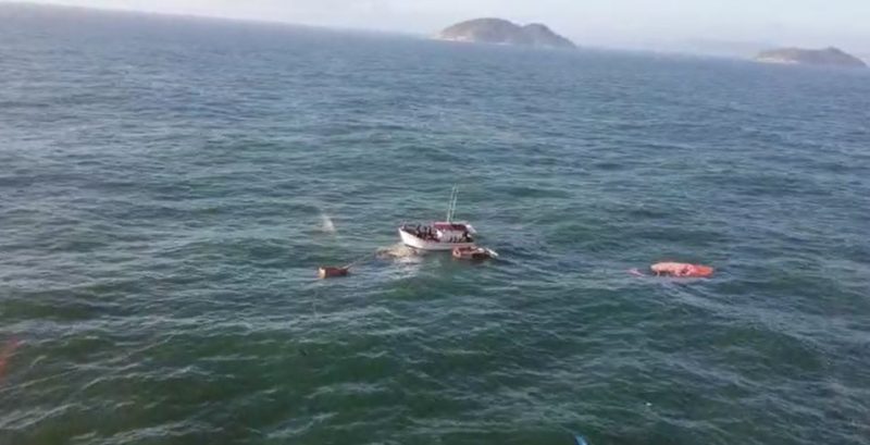 Barco naufragou pr&oacute;ximo da praia de P&acirc;ntano do Sul, em Florian&oacute;polis, na &uacute;ltima quinta-feira (22) – Foto: CBMSC/Divulga&ccedil;&atilde;o/ND