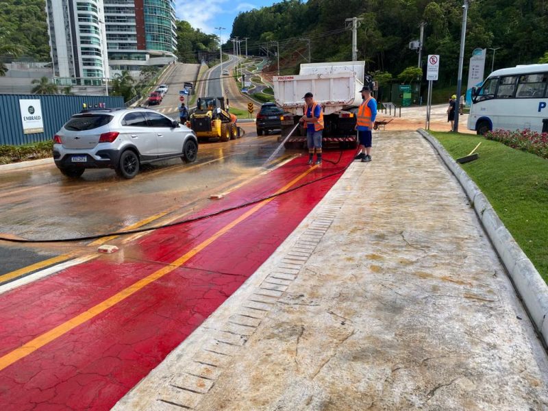 Balne&aacute;rio Cambori&uacute; foca na limpeza da cidade na manh&atilde; desta quarta-feira – Foto: Pedro Mariano/NDTV