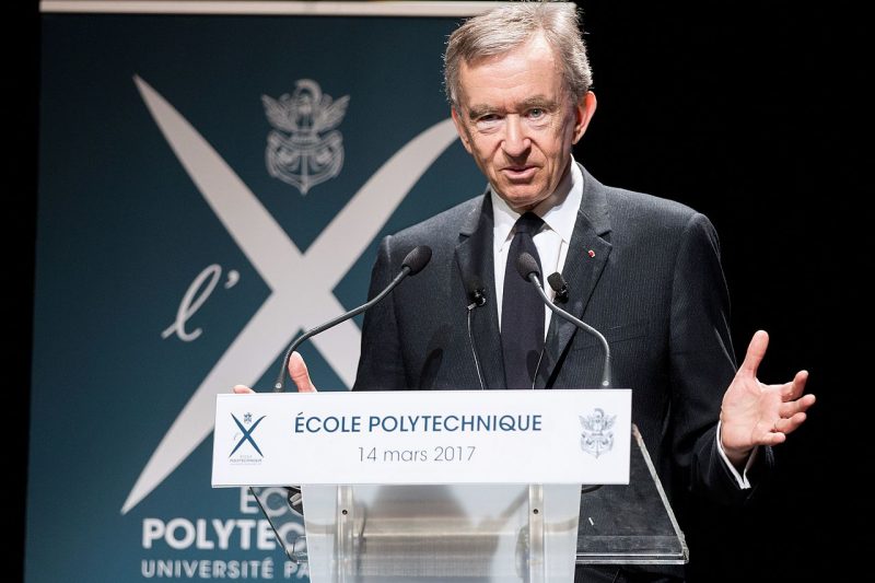 Foto mostra Bernard Arnault, atualmente a pessoa mais rico do mundo