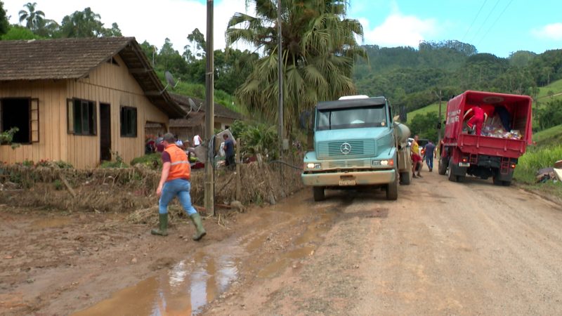Kits com doa&ccedil;&otilde;es chegam aos moradores atingidos pelas chuvas – Foto: Adriano Raulino/NDTV