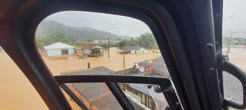Foram resgatadas 18 pessoas em Santo Amaro da Imperatriz. &mdash; Foto: Batalh&atilde;o de Opera&ccedil;&otilde;es A&eacute;reas do Corpo de Bombeiros Militar de SC