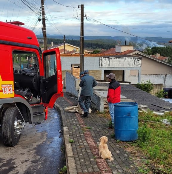 Bombeiros atenderam a ocorr&ecirc;ncia por volta das 5h desta quarta-feira (21) – Foto: BPM/Divulga&ccedil;&atilde;o/ND
