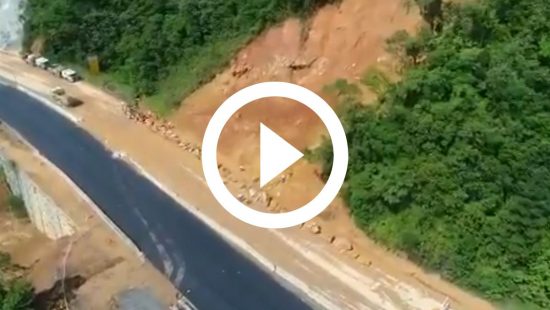 Chuva intensa provoca abertura de cratera na BR-280 na Serra do Corupá