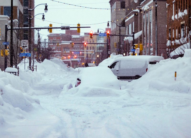 Carros ficaram totalmente encobertos por neve pesada no centro de Buffalo, nos EUA – Foto: HANDOUT THE OFFICE OF GOVERNOR KATHY HOCHUL/AFP