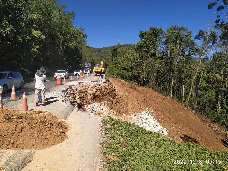 Pista na BR-282 cede em &Aacute;guas Mornas nesta quinta-feira (8) – Foto: PRF/Divulga&ccedil;&atilde;o/ND