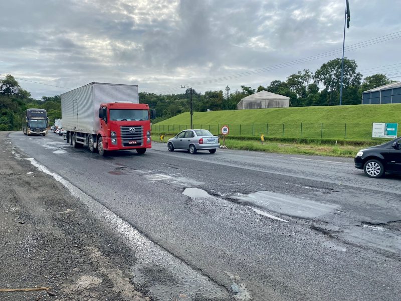 Motoristas precisam desviar dos buracos que surgiram na pista – Foto: Mois&eacute;s Stuker/NDTV