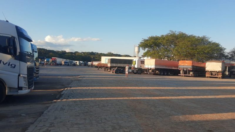 Muitos caminh&otilde;es estacionados aguardando informa&ccedil;&otilde;es e libera&ccedil;&atilde;o para seguir viagem – – Foto: Jos&eacute; Silva/Divulga&ccedil;&atilde;o/ND