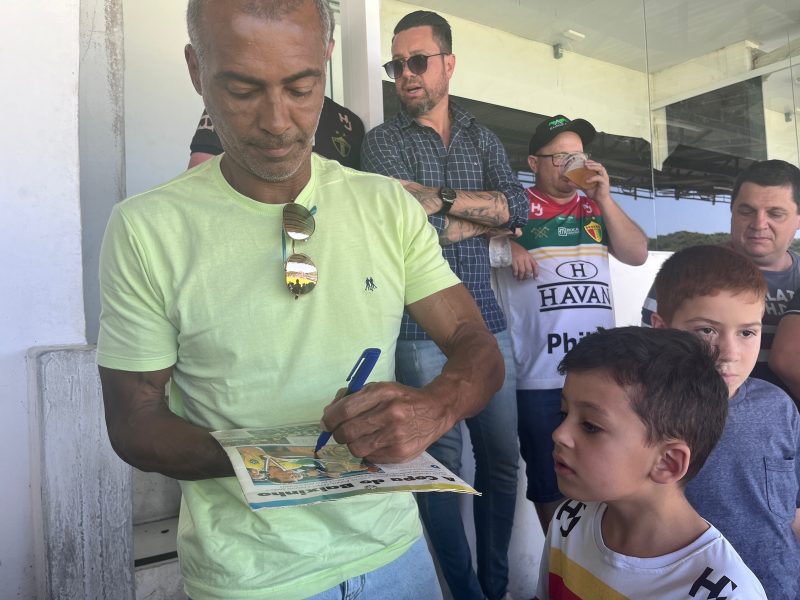 Rom&aacute;rio d&aacute; autografos durante amistoso do CAC – Foto: CAC/Divulga&ccedil;&atilde;o/ND