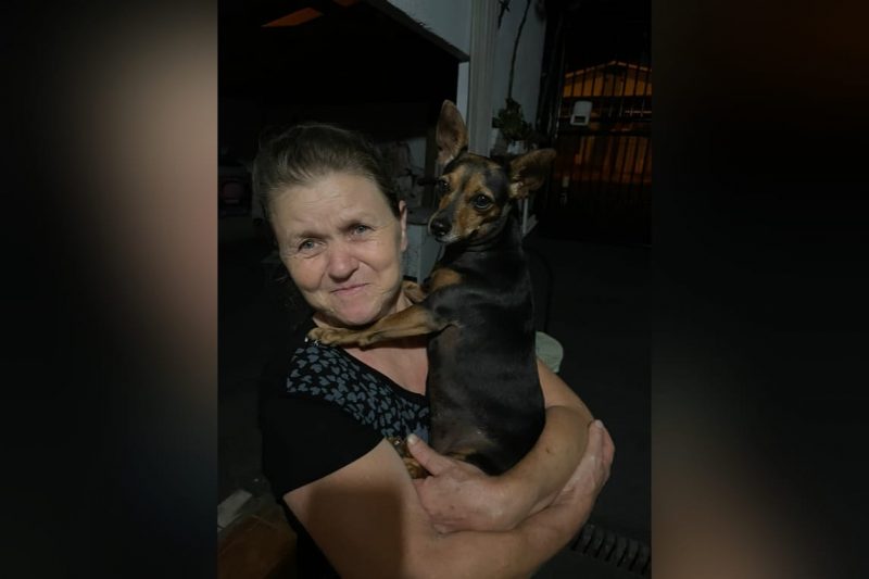 Ana Maria Renk e sua cachorrinha Fa&iacute;sca, de 6 anos, precisa cuidar para o animal n&atilde;o fugir com o barulho dos fogos de artif&iacute;cios – Foto: Divulga&ccedil;&atilde;o ND