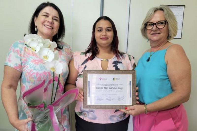 Camila recebeu homenagem ap&oacute;s salvar beb&ecirc; de Sara – Foto: CVJS/Divulga&ccedil;&atilde;o