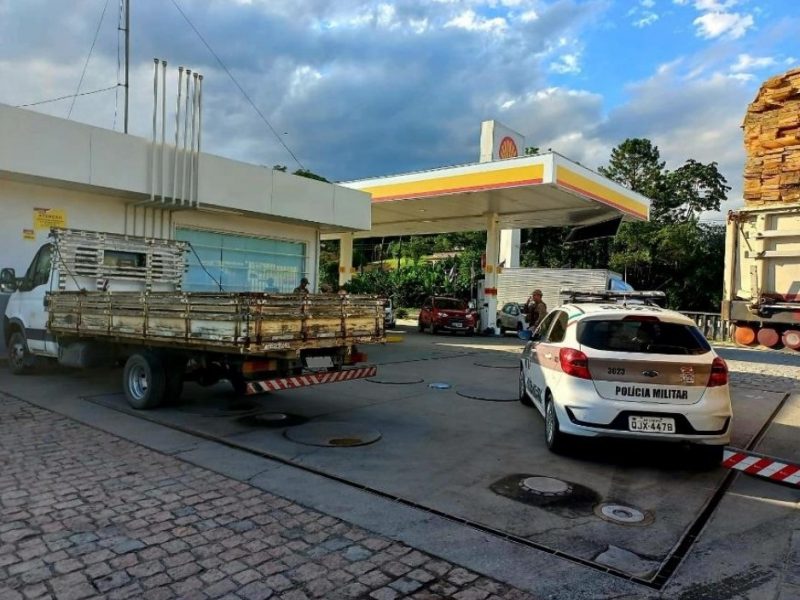 Utilit&aacute;rio foi encontrado com duas pessoas em seu interior – Foto: Pol&iacute;cia Militar/Divulga&ccedil;&atilde;o/ND