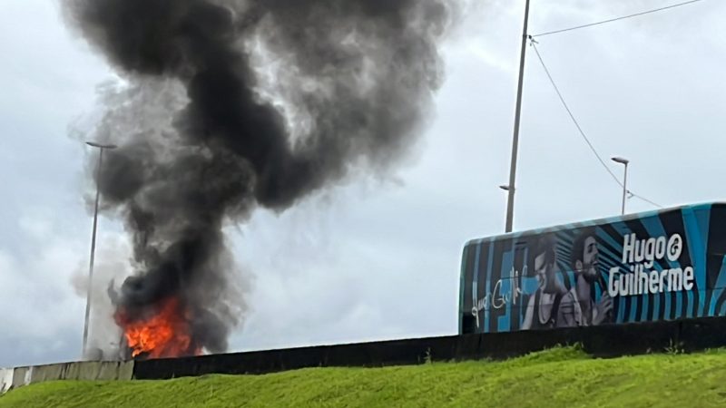 Caminh&atilde;o de pequeno porte pega fogo e bloqueia BR-101 em Balne&aacute;rio Cambori&uacute; – Foto: William Ricardo/ND