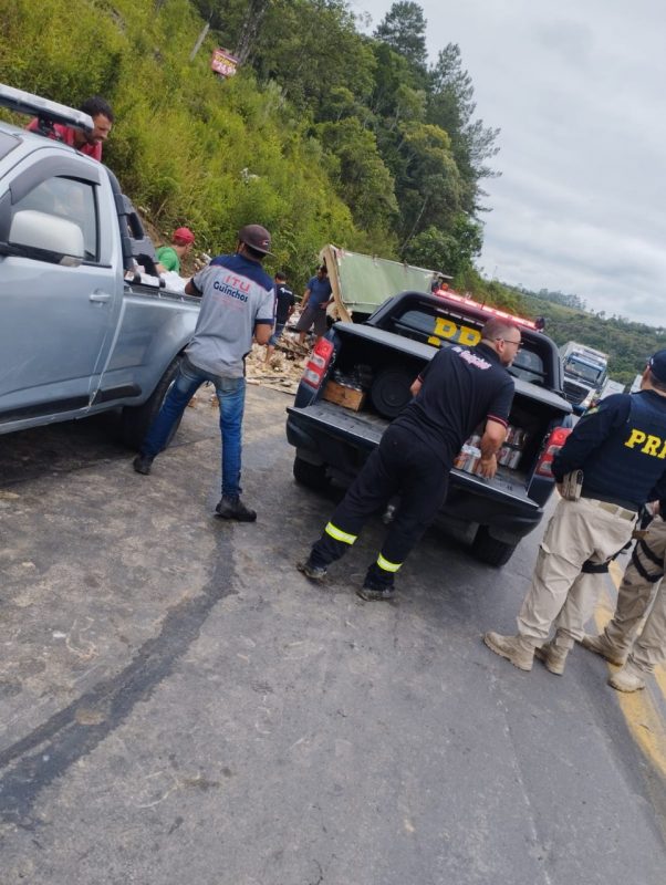 Caminh&atilde;o que tombou na BR-470 tem carga saqueada e PRF &eacute; alvo de fake news – Foto: Divulga&ccedil;&atilde;o/Pol&iacute;cia Rodovi&aacute;ria Federal