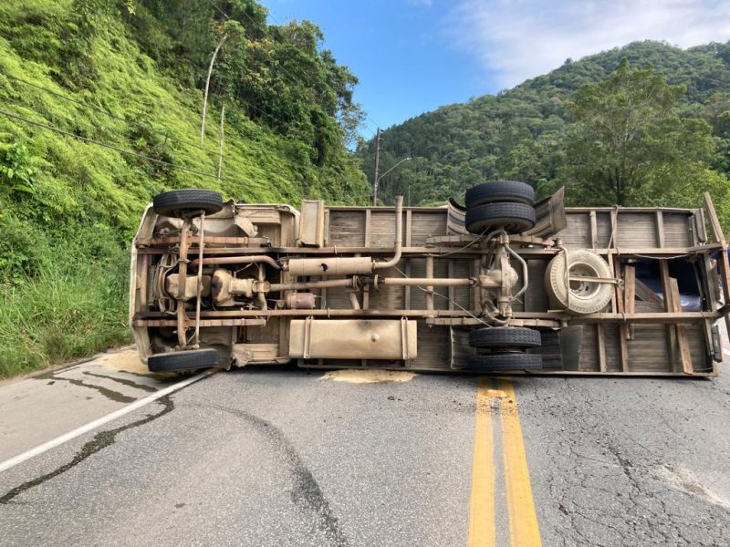 Caminh&atilde;o carregado de tecido tomba em Gaspar e deixa uma pessoa ferida – Foto: Divulga&ccedil;&atilde;o/Corpo de Bombeiros Militar de Gaspar