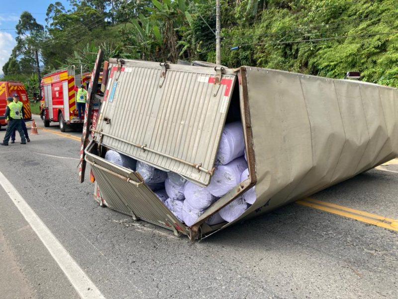O caminh&atilde;o estava carregado com rolos de tecido – Foto: Divulga&ccedil;&atilde;o/Corpo de Bombeiros Militar de Gaspar