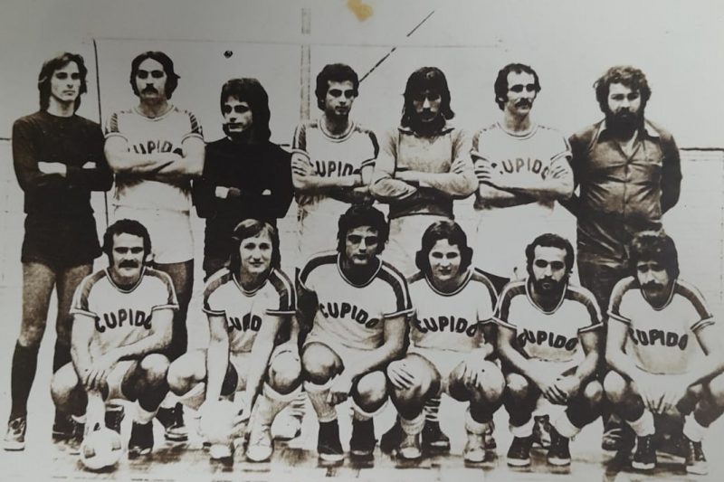 Campe&atilde;o do Torneio Carlos Passoni Jr, em 1975. Em p&eacute; Vado, Celsom Bento, Marinho, Samarone, Zulmar e Meira. Agachados. Beto, Biasoto, Lauri, Ivan, Pipico e Tamino. – Foto: Beto Boca/acervo/ND