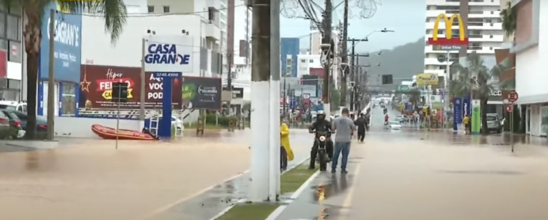 Homem morre eletrocutado tentando enfrentar os alagamentos em Palho&ccedil;a – Foto: SC no Ar/Reprodu&ccedil;&atilde;o/ND