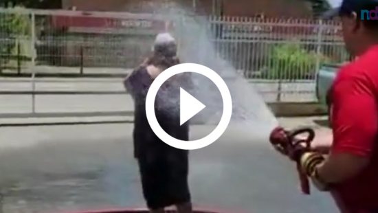 VÍDEO: Com banho de mangueira, bombeiros de Blumenau fazem homenagem para cozinheira