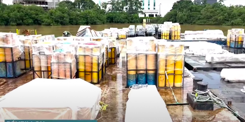 Balsas est&atilde;o atracadas no rio Cambori&uacute;, no bairro da Barra – Foto: Erick Borges/NDTV