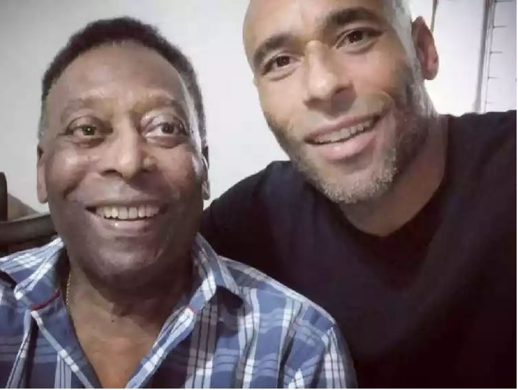 Na imagem aparece o Pelé e o filho Edinho antes dele ser internado com quadro terminal de cancêr.