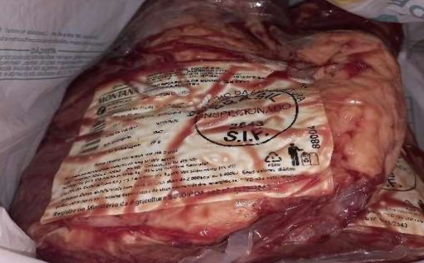 Duas pe&ccedil;as de carne foram encontradas com o suspeito – Foto: Pol&iacute;cia Militar/Divulga&ccedil;&atilde;o/ND