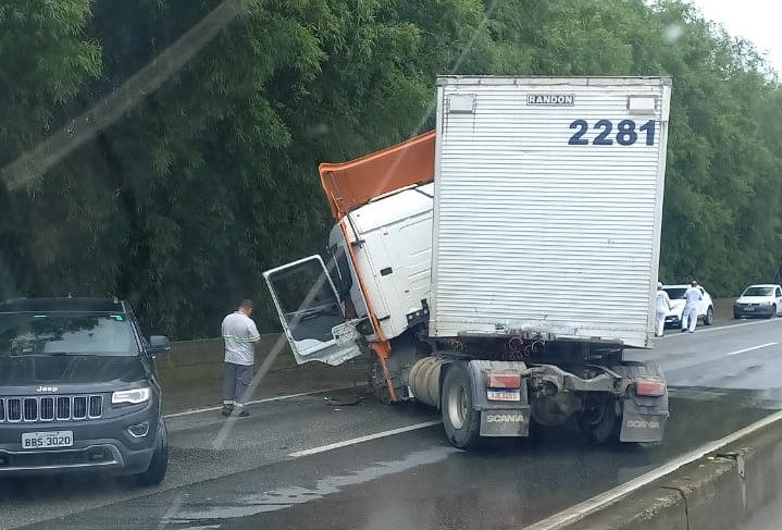 Carreta fica em ‘L’ e causa 20 Km de fila na BR-101 em Itaja&iacute; – Foto: Reprodu&ccedil;&atilde;o/ND