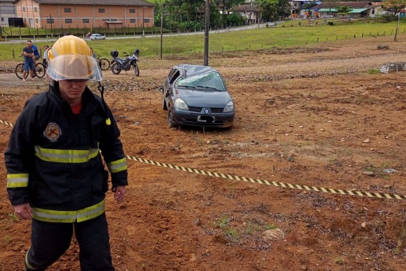 Durante capotamento, carro atingiu idosa – Foto: Corpo de Bombeiros Volunt&aacute;rios de Indaial/Divulga&ccedil;&atilde;o
