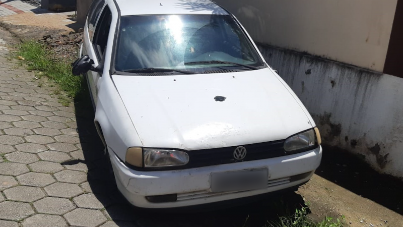 Motorista desobedece ordem de parada na BR-470, quase atropela policial e bate carro em poste – Foto: Divulga&ccedil;&atilde;o/Pol&iacute;cia Rodovi&aacute;ria Federal