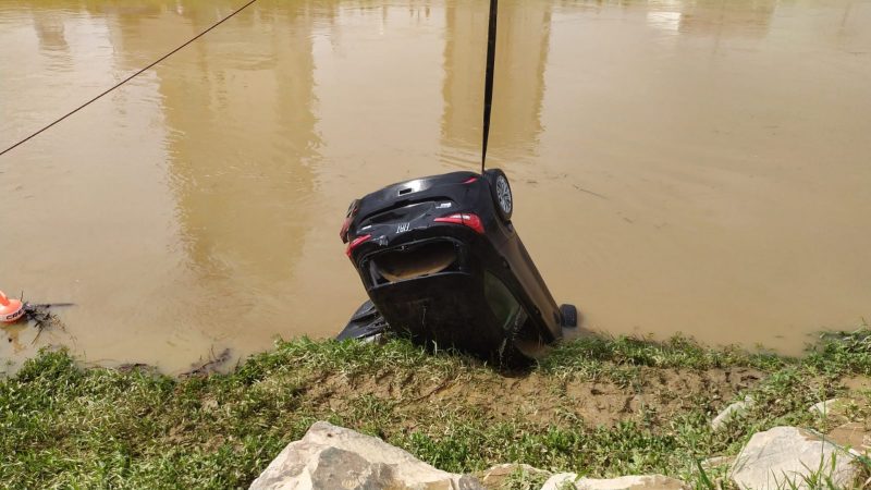 Trabalho de resgate est&aacute; em andamento – Foto: Corpo de Bombeiros de Brusque/Divulga&ccedil;&atilde;o/ND