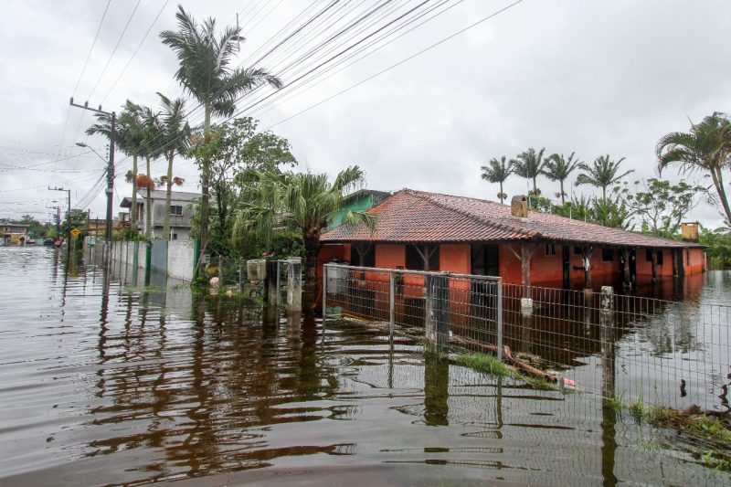 Casa alagada na servid&atilde;o Ernani Souza, na Vargem Grande, em Florian&oacute;polis – Foto: Leo Munhoz/ND