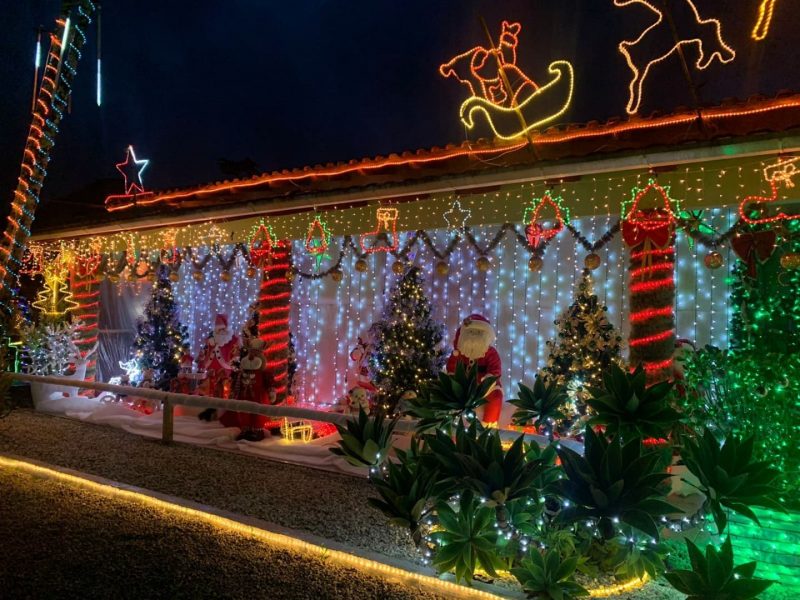 H&aacute; 15 anos, casal de Itaja&iacute; decora casa para o Natal e encanta visitantes – Foto: Casa de Natal do Brilhante/Reprodu&ccedil;&atilde;o/ND
