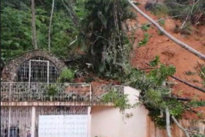 Segundo a Defesa Civil Municipal, h&aacute; risco de deslizamento de terra no local – Foto: Paroquia/Divulga&ccedil;&atilde;o/ND