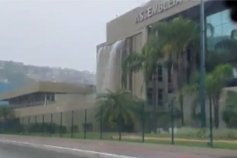 Cascata de chuva se forma na Alesc – Foto: @Mau_Correia_SC/Twitter/Reprodu&ccedil;&atilde;o/ND