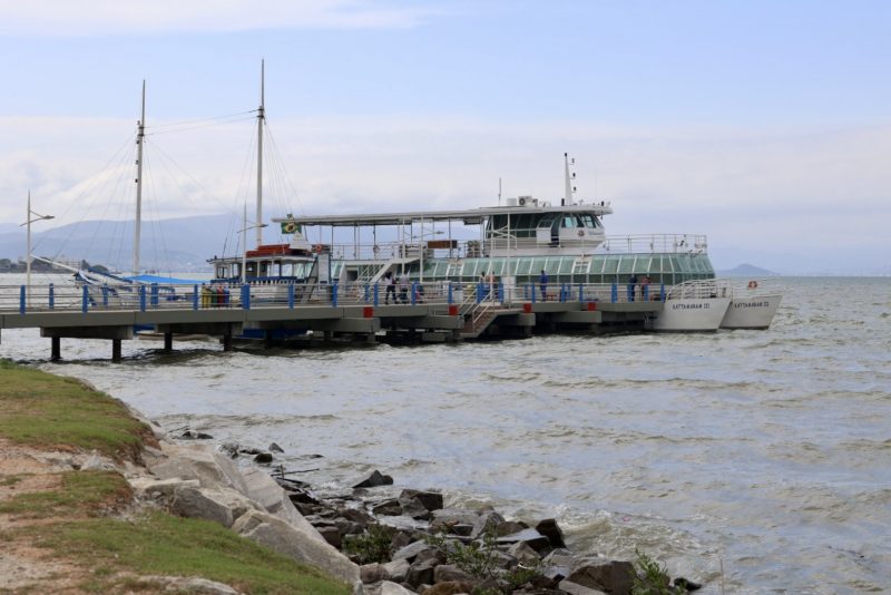Catamar&atilde; para viagens tur&iacute;sticas &eacute; novidade da temporada 2022/2023 em Florian&oacute;polis – Foto: Cristiano Andujar/ND