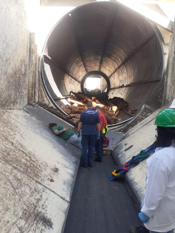 Imagem mostra homem ca&iacute;do e o tamanho da m&aacute;quina – Foto: CBMSC/Divulga&ccedil;&atilde;o/ND