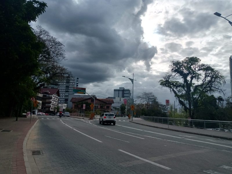 Chuva e tempo inst&aacute;vel devem permanecer no Estado at&eacute; quarta-feira (21) – Foto: Raquel Bauer/ND