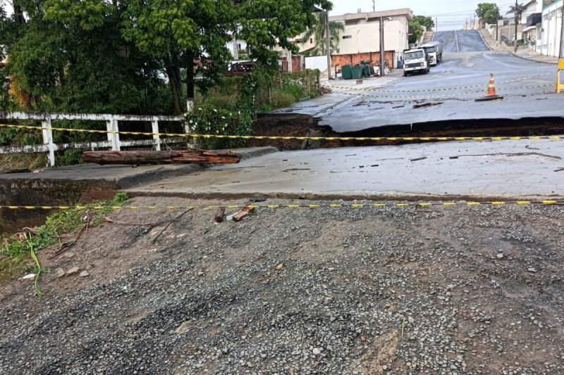 Chuva intensa provoca abertura de cratera na BR-280 na Serra do Corupá