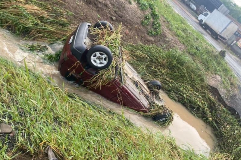 Carro foi arrastado para valo em Papanduva – Foto: Internet/Reprodu&ccedil;&atilde;o